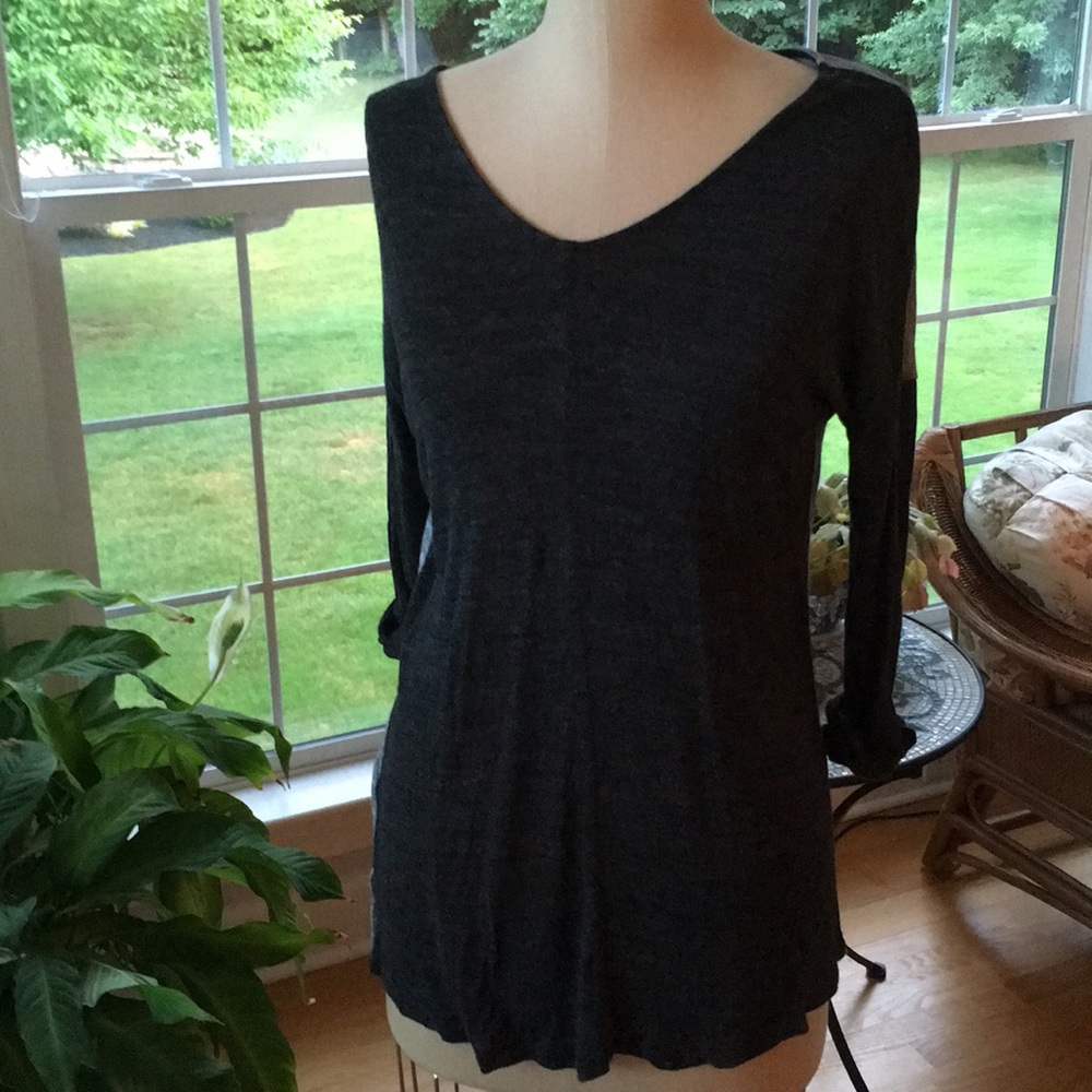 Long sleeve v neck 2 toned tee.